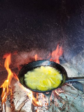 Eski taş ocağı ve yemek hazırla.