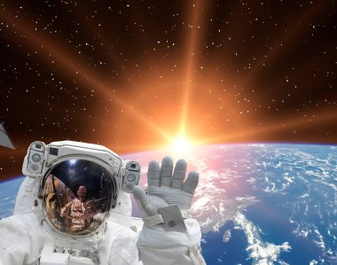 15 Temmuz 2012 - Astronot ve Dünya görüşü uzaydan. Bu görüntünün elementleri NASA 'ya döşenmiştir..