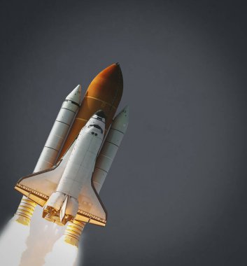 Bulutlarda uzay gemisi kalkıyor. Bu görüntünün elementleri NASA tarafından sağlanmıştır.