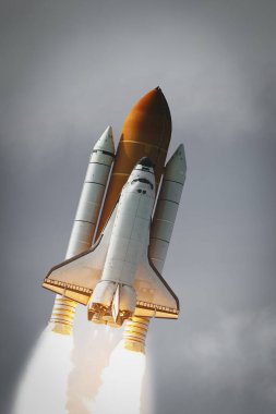 Bulutlarda uzay gemisi kalkıyor. Bu görüntünün elementleri NASA tarafından sağlanmıştır.