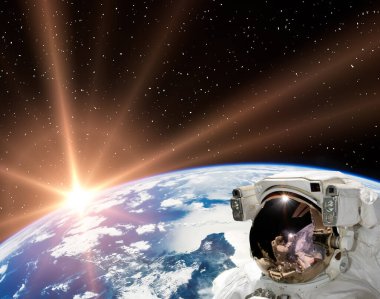 13 Nisan 2011 - Astronot ve Dünya görüşü uzaydan. Bu görüntünün elementleri NASA 'ya döşenmiştir..  
