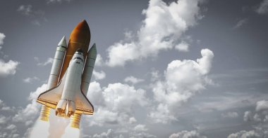 Bulutlarda uzay gemisi kalkıyor. Bu görüntünün elementleri NASA tarafından sağlanmıştır.