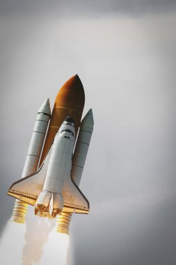 Bulutlarda uzay gemisi kalkıyor. Bu görüntünün elementleri NASA tarafından sağlanmıştır.