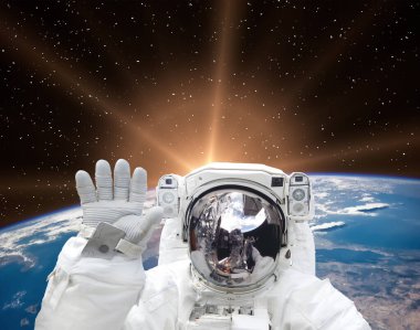 Astronot ve dünya görüşü uzaydan. Bu görüntünün elementleri NASA 'ya döşenmiştir.. 