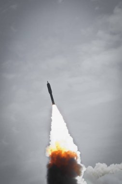 Dramatik bulutlarla büyüleyici bir roket fırlatma. Bu görüntünün elementleri NASA tarafından sağlanmıştır.