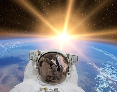 Astronot ve gündoğumu. Bu görüntünün elementleri NASA tarafından sağlanmıştır.