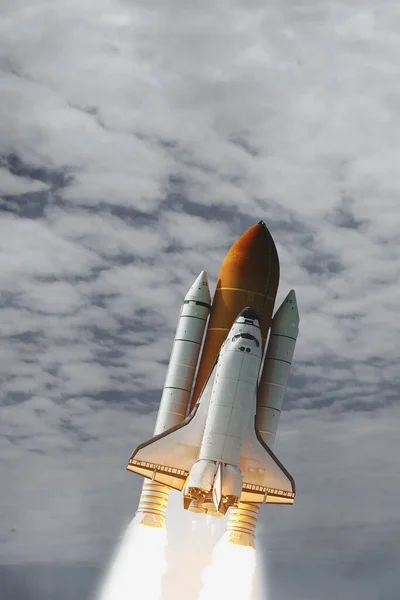 火箭升空这张由美国宇航局提供的图像的元素 — 图库照片