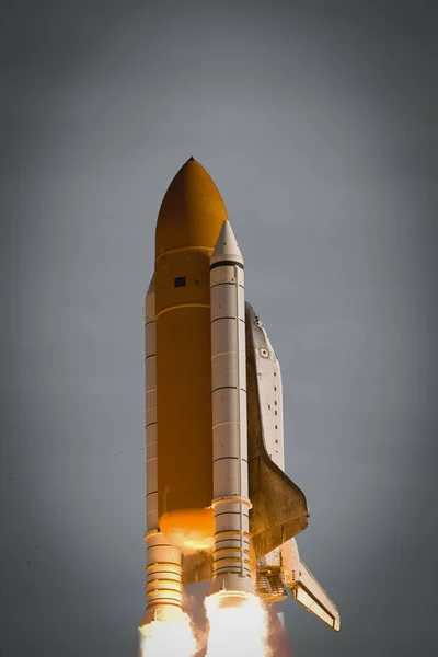 ロケットのリフトオフ この画像の要素は Nasaによって提供されました — ストック写真