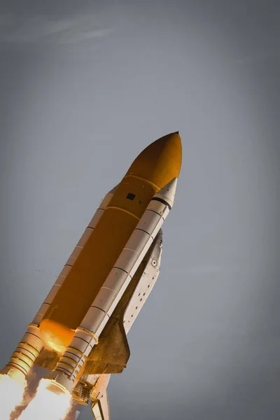 ロケットのリフトオフ この画像の要素は Nasaによって提供されました — ストック写真