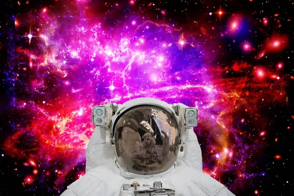 背景是宇航员和星系美国航天局提供的这一图像的要素 — 图库照片