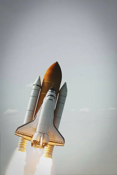 宇宙船は雲の中で打ち上げ Nasaによって提供されたこの画像の要素 — ストック写真