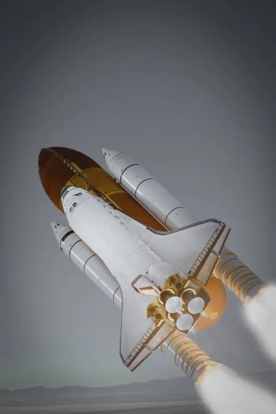 戏剧性的火箭发射 这张由美国宇航局提供的图像的元素 — 图库照片