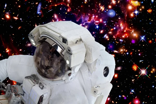 Astronauta Przeciwko Kosmosowi Elementy Tego Obrazu Dostarczone Przez Nasa — Zdjęcie stockowe