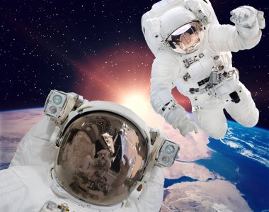 Astronotlar ve arka planda yer. Bu görüntünün elementleri NASA tarafından sağlanmıştır.