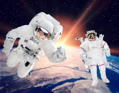Uzayda astronotlar. Bu görüntünün elementleri NASA tarafından sağlanmıştır.