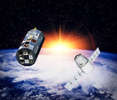 Güzel dünyanın üzerinde uzay gemileri var. Bu görüntünün elementleri NASA tarafından sağlanmıştır.