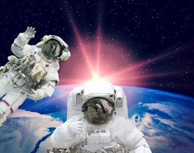 Astronotlar uzayda uçar. Bu görüntünün elementleri NASA tarafından sağlanmıştır.