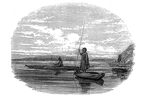 澳大利亚土著居民在 文化史 一书中的一条船上钓鱼 Lippert 1907年 圣彼得堡 — 图库照片