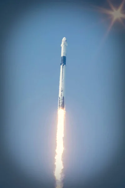 飛ぶロケット ロケット打ち上げこの画像の要素は Nasaによって提供されました — ストック写真