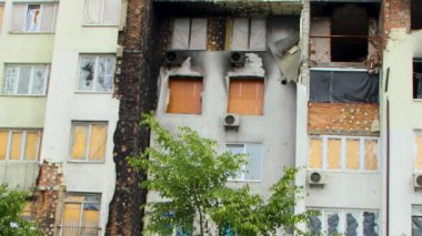 Füze saldırısından bir yıl sonra, Irpin, Ukrayna 'daki bir eve hasar