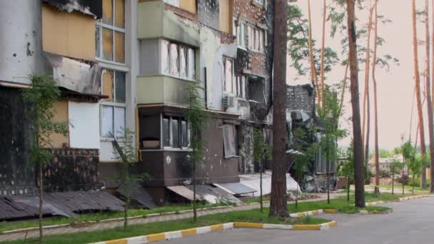 ミサイル攻撃から1年後 ウクライナのイルピン家への損害 — ストック動画