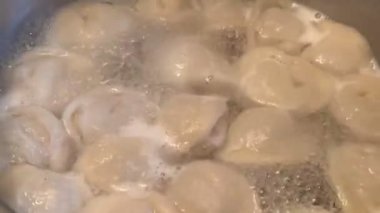 Kaynar suda hamur köftesi pişirin..