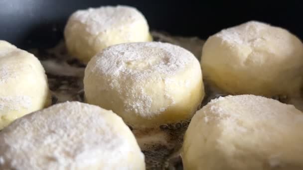 Bolos Queijo Casa Campo Fritam Uma Panela Com Óleo Fechar — Vídeo de Stock