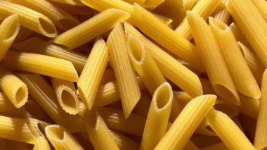 Çiğ penne rigate makarnası. Yakın plan..  