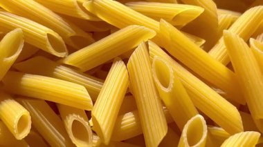 Çiğ penne rigate makarnası. Yakın plan..