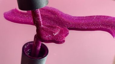 Pembe arka planda pembe jöle oje. Fırça hareketi.
