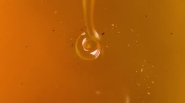 Bal döküyorum. Bal damlatan yakın plan.