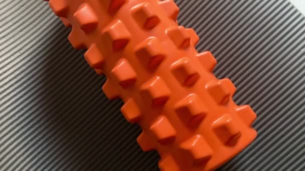 オレンジフォームマッサージローラー ジムのフィットネス機器 筋膜リリース — ストック動画