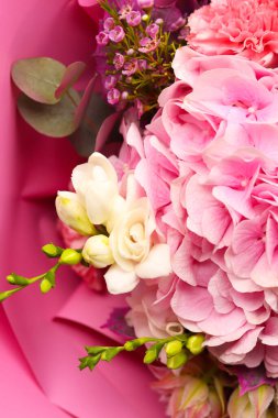 Güzel bir buket chamelaucium uncinatum, taze güller, karanfil, frezya, ortanca, okaliptüs taze pembe ve beyaz renkte, çiçek buketi yakın. Çiçek dükkanı konsepti.