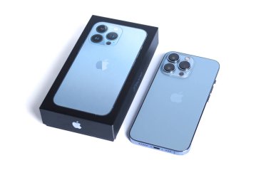 Kyiv, Ukrayna - 7 Aralık 2022: Mavi iPhone 13 beyaz arka planda izole edildi. Yakın plan..