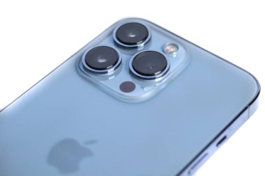 Kyiv, Ukrayna - 7 Aralık 2022: Mavi iPhone 13 beyaz arka planda izole edildi. Yakın plan..