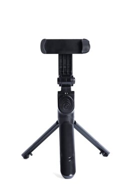 Beyaz arkaplanda bluetooth düğmeli telefon tripodu.