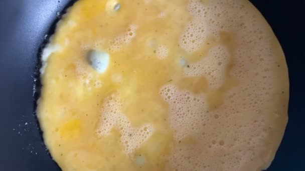 鍋にオムレツを炒める フライパンで揚げた卵で朝食を調理します オムレツの食感 — ストック動画
