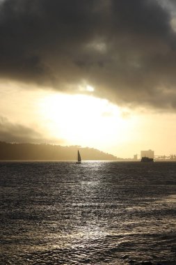 Lizbon, Portekiz 'de gün batımında Tagus Nehri manzarası. 25 Nisan Köprüsü rıhtımından görüntüle.