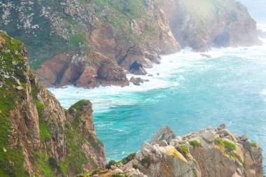 Portekiz 'deki Cabo da Roca' nın manzarası. Cape Roca, Portekiz ve Avrupa kıtasının en batı noktasıdır. Sintra Ulusal Parkı.