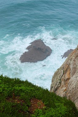 Portekiz 'deki Cabo da Roca' nın manzarası. Cape Roca, Portekiz ve Avrupa kıtasının en batı noktasıdır. Sintra Ulusal Parkı.