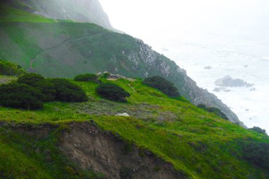Portekiz 'deki Cabo da Roca' nın manzarası. Cape Roca, Portekiz ve Avrupa kıtasının en batı noktasıdır. Sintra Ulusal Parkı. Portekiz 'deki Cabo da Roca deniz feneri.