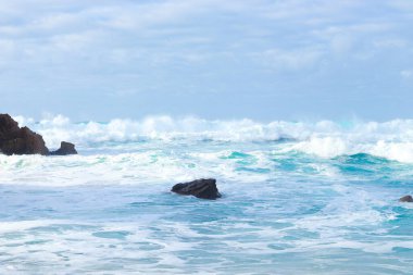 Atlantik Okyanusu 'ndaki mavi dalgalar. Cabo da Roca (Cape Roca) yakınlarındaki Praia da Ursa plajı. Avrupa anakarasının en batı noktası..