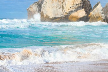 Atlantik Okyanusu 'ndaki mavi dalgalar. Cabo da Roca (Cape Roca) yakınlarındaki Praia da Ursa plajı. Avrupa anakarasının en batı noktası..