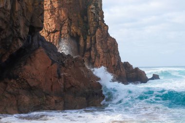 Portekiz 'in Atlantik Okyanusu kıyısındaki Cape Roca (Cabo da Roca) yakınlarında Ursa plajı. Kayaların arasındaki kumsal. Yaz manzarası.