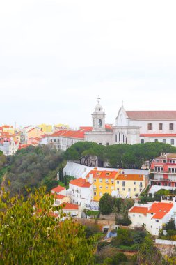 Lizbon, Portekiz 'de pencereleri olan antika renkli güzel evler. Tagus Nehri manzarası. Alfama Bölgesi.