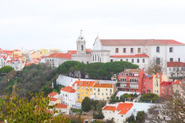 Lizbon, Portekiz 'de pencereleri olan antika renkli güzel evler. Tagus Nehri manzarası. Alfama Bölgesi.