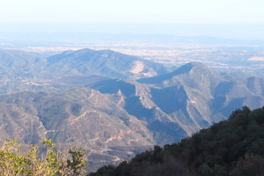 Barcelona, Katalonya, İspanya 'daki Montserrat manastırından görüntü. Dağlı güzel bir manzara..