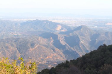 Barcelona, Katalonya, İspanya 'daki Montserrat manastırından görüntü. Dağlı güzel bir manzara..