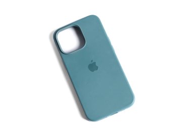 Apple logolu yeşil silikon çanta, kamera koruması ve şık stil için tasarlanmış. Hafif bir arkaplanda izole edilmiş, ürün sunumu için mükemmel.