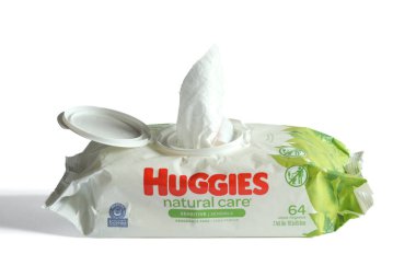 Kyiv, Ukrayna - 19 Aralık 2022 Huggies marka ıslak mendil, beyaz arka planda izole edilmiş. Paketin tepesinden bir mendil çıkarıldı. Duyarlı ve güzel kokulu..